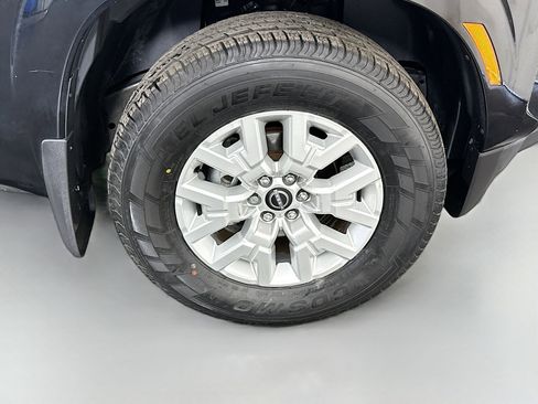 Used 2023 Nissan Frontier SV w/ Technology Package RWD image 32