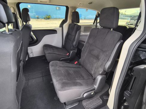 Used 2018 Dodge Grand Caravan SE w/ UConnect Hands-Free Group image 12