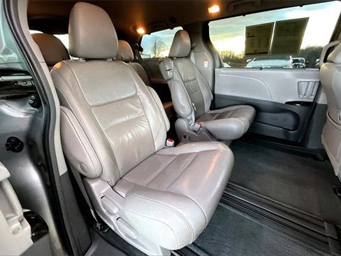 Used 2017 Toyota Sienna XLE image 25