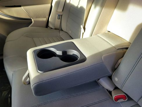 Used 2018 Ford Taurus SE image 28