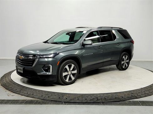 Used 2023 Chevrolet Traverse LT w/ LT Premium Package image 3