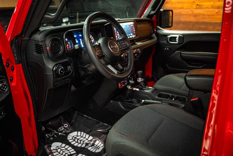 Used 2025 Jeep Wrangler Unlimited Rubicon AWD/4WD image 8
