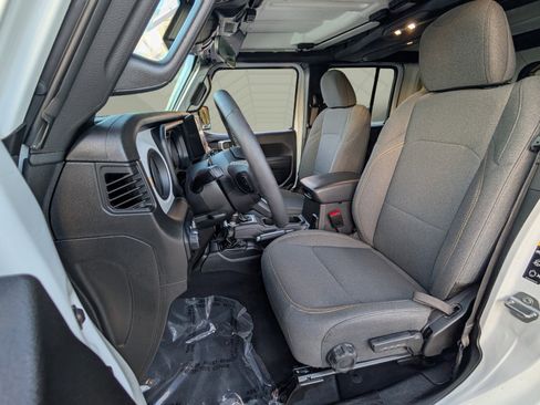 Used 2025 Jeep Wrangler Sport S image 9