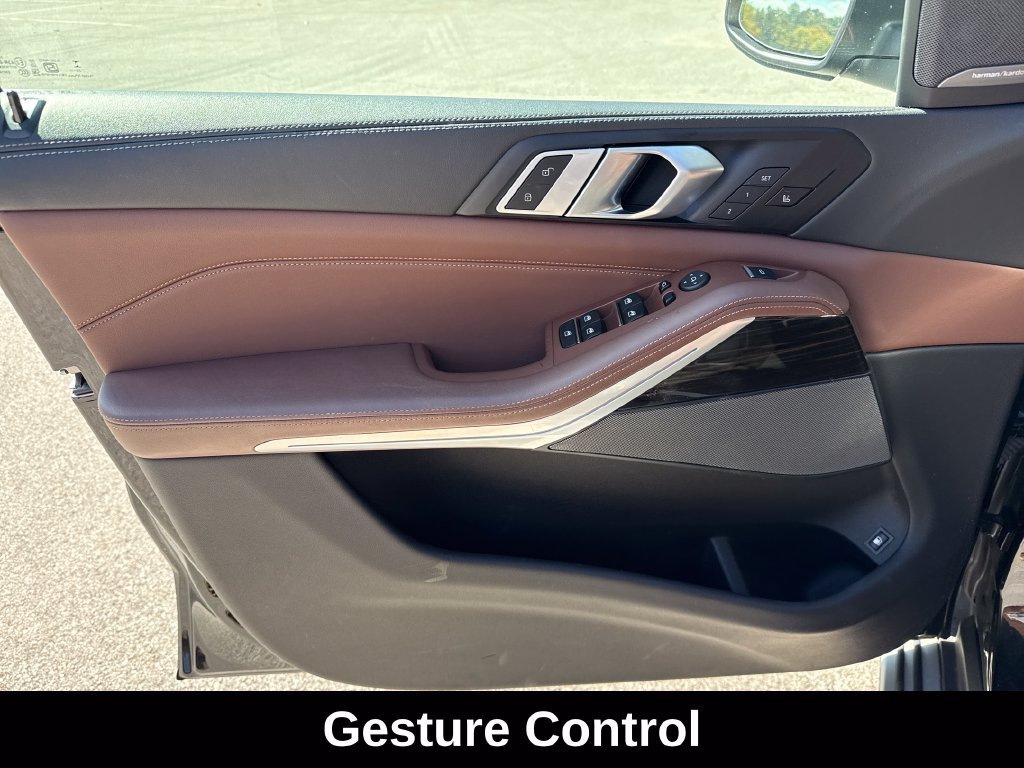 Used 2025 BMW X5 xDrive50e AWD/4WD image 14
