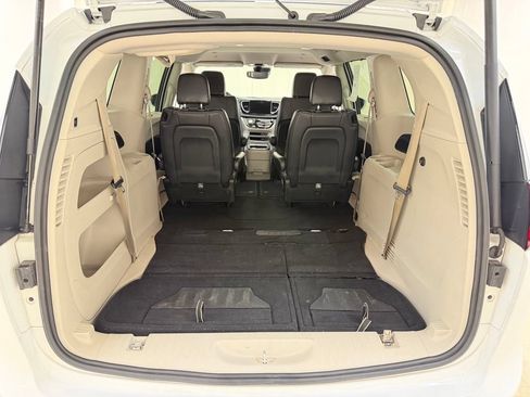 Used 2022 Chrysler Pacifica Touring-L FWD image 6