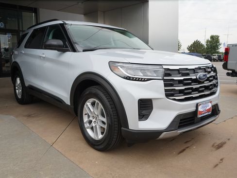 New 2026 Ford Explorer Active RWD image 3
