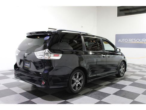 Used 2017 Toyota Sienna SE image 4