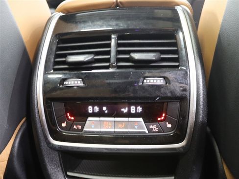 Used 2021 BMW X7 M50i image 21