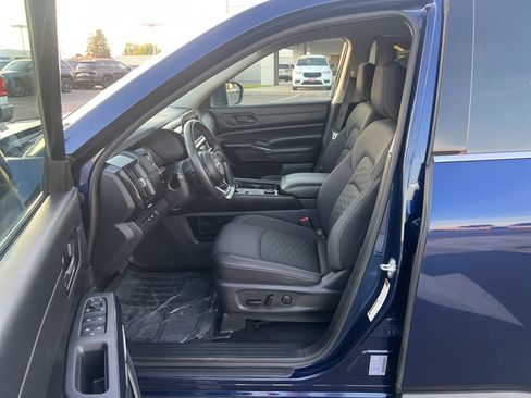 Used 2025 Nissan Pathfinder SV AWD/4WD image 18