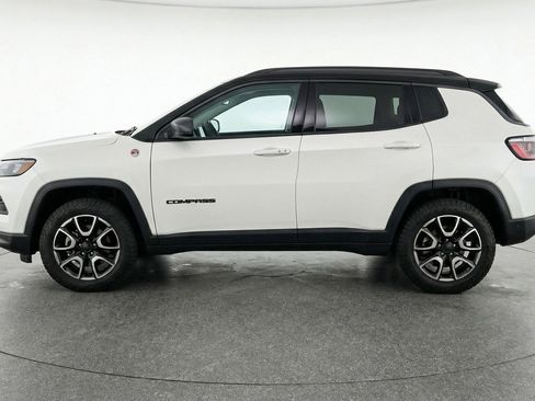 Used 2025 Jeep Compass Trailhawk image 5