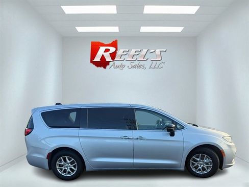 Used 2024 Chrysler Pacifica Touring-L FWD image 31