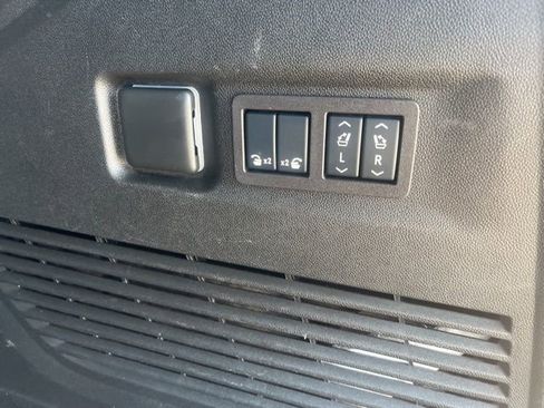 Used 2024 GMC Yukon XL Denali w/ Denali Reserve Package image 9