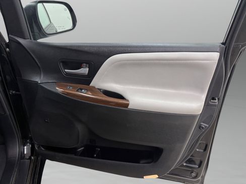 Used 2015 Toyota Sienna Limited image 33
