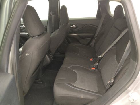 Used 2019 Jeep Cherokee Latitude w/ Popular Appearance Group FWD image 18