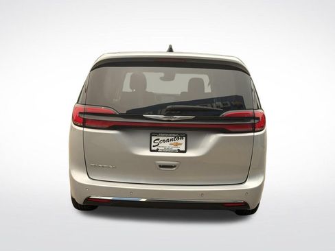 Used 2023 Chrysler Pacifica Touring-L FWD image 6