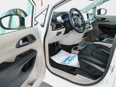 Used 2024 Chrysler Pacifica Touring-L FWD image 3