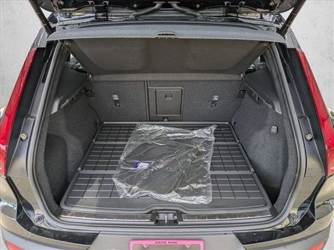 Used 2023 Volvo XC40 B5 Plus w/ Driver Assist Package AWD/4WD image 6