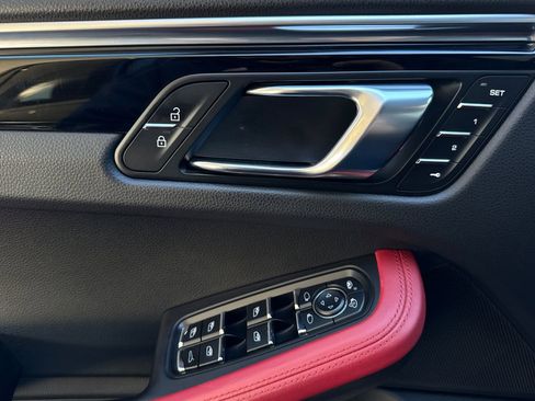 Used 2021 Porsche Macan S image 12