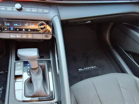 Certified 2025 Hyundai Elantra SEL FWD image 19