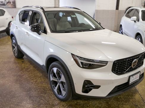 New 2026 Volvo XC40 B5 Plus w/ Climate Package image 4