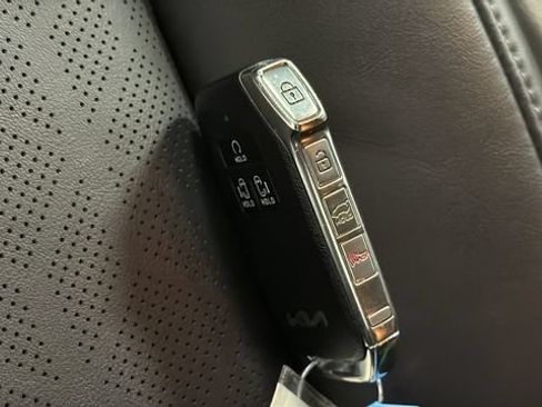 Used 2024 Kia Carnival EX FWD image 20