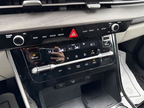 Used 2024 Kia Carnival EX image 23