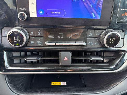 Used 2025 Toyota Highlander XLE AWD/4WD image 22
