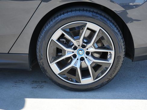 Used 2025 BMW i5 eDrive40i image 9