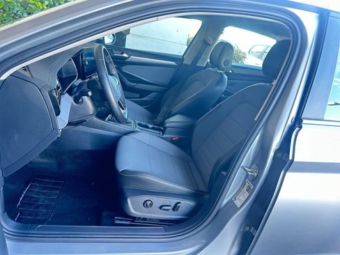 Used 2025 Volkswagen Jetta SE image 36