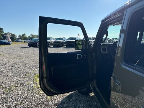 Used 2026 Jeep Wrangler Unlimited Sahara AWD/4WD image 22