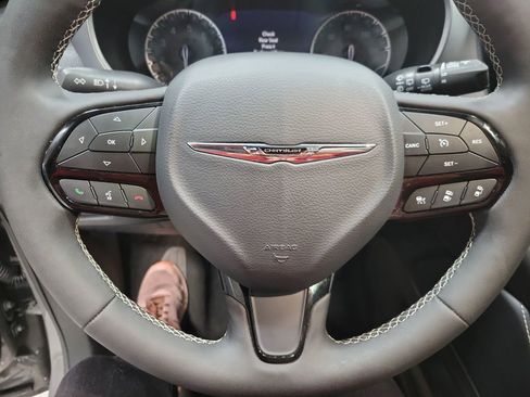 Used 2025 Chrysler Pacifica Limited image 6