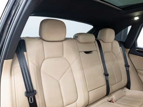 Certified 2025 Porsche Macan AWD/4WD image 24