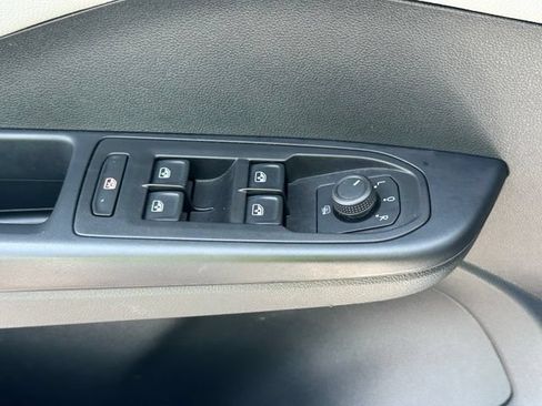 Certified 2023 Volkswagen Taos SE w/ Panoramic Sunroof Package AWD/4WD image 22