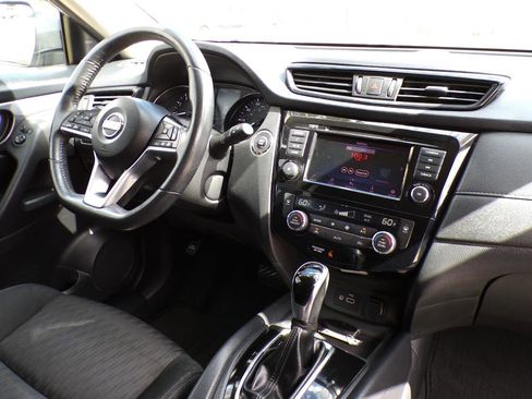 Used 2018 Nissan Rogue SV image 25