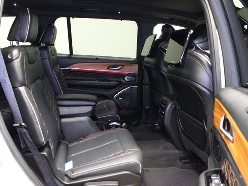 Used 2023 Jeep Grand Cherokee L Summit AWD/4WD image 16