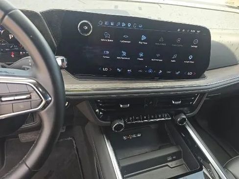 Used 2025 Chevrolet Suburban Z71 AWD/4WD image 13