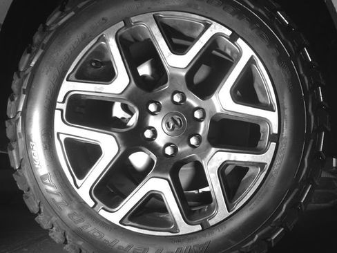 Used 2025 RAM 1500 Laramie AWD/4WD image 17