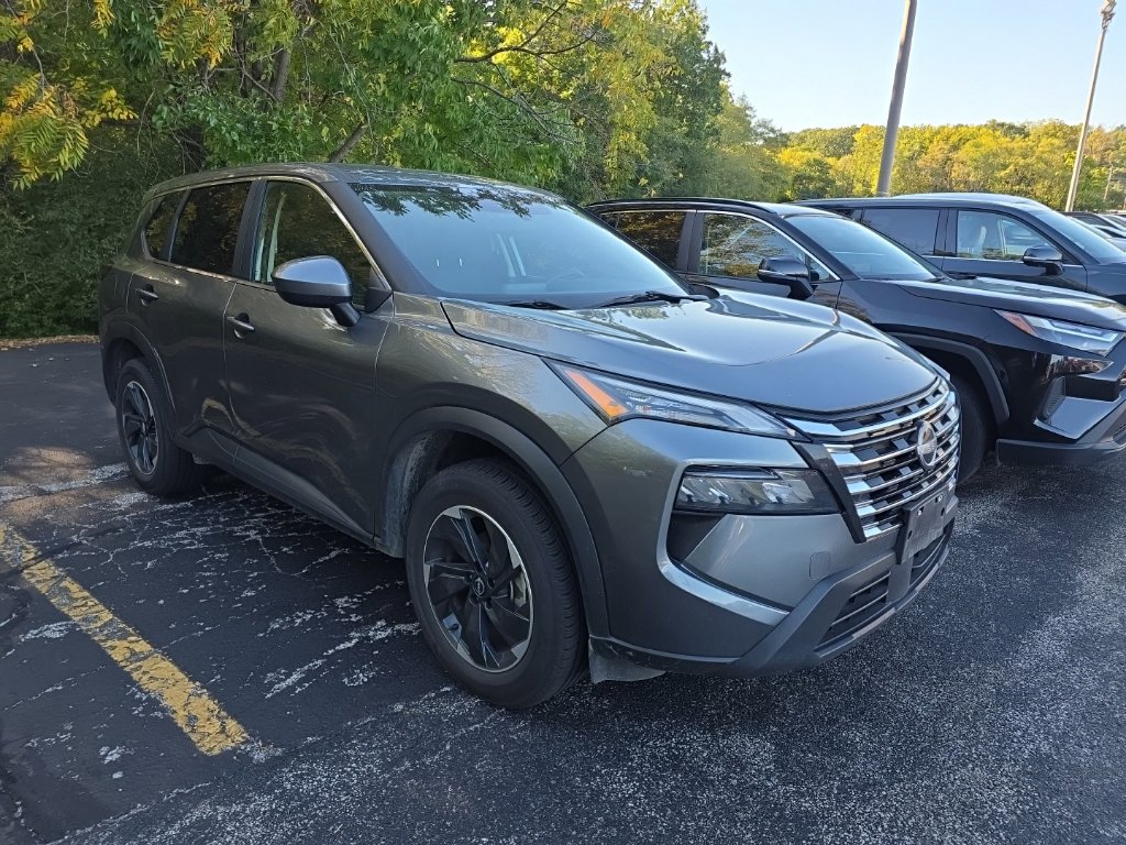 Used 2024 Nissan Rogue SV AWD/4WD image 3