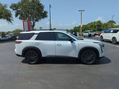 Certified 2026 Nissan Pathfinder SL w/ SL Premium Package FWD image 3