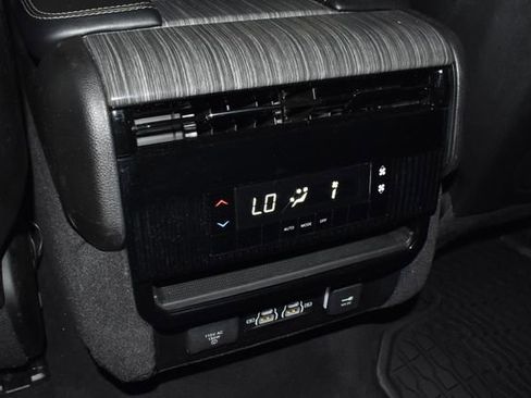 Certified 2024 Jeep Wagoneer Series II w/ Flexible Seating Group AWD/4WD image 33