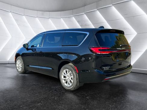New 2026 Chrysler Pacifica Select image 4