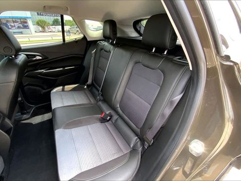 Used 2024 Chevrolet Trax LT w/ Sunroof Package FWD image 21