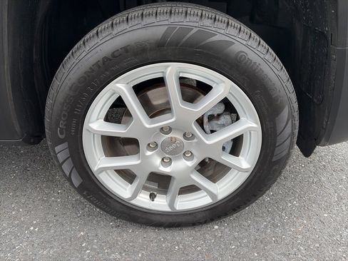 Used 2019 Jeep Renegade Latitude w/ Popular Equipment Group image 9