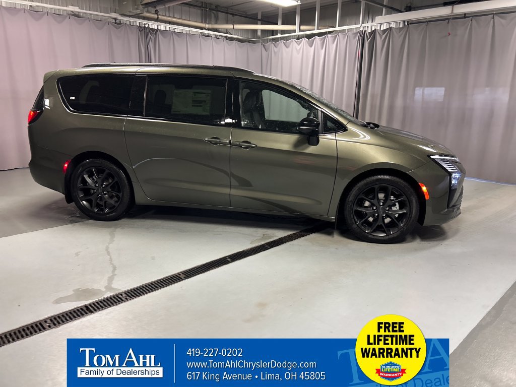 New 2027 Chrysler Pacifica Limited FWD image 8