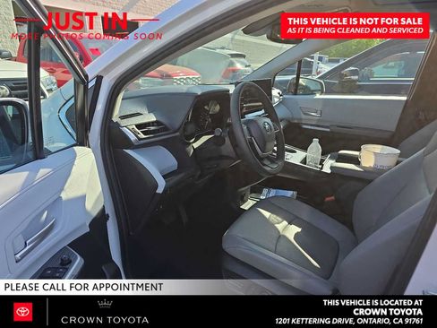 Used 2026 Toyota Sienna XLE FWD image 9