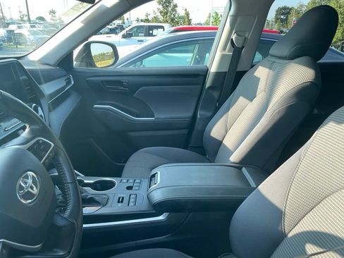 Used 2024 Toyota Highlander LE AWD/4WD image 5