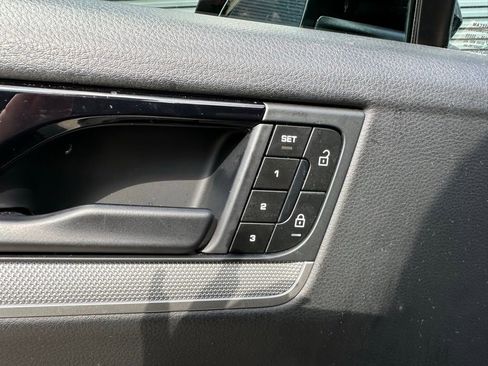 Used 2024 Porsche Cayenne image 19