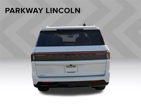 Used 2025 Lincoln Navigator Reserve image 6