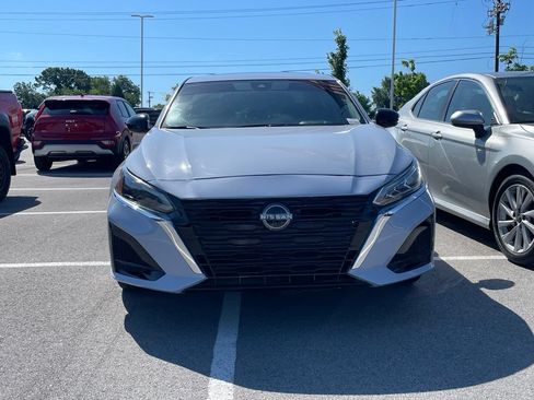 Used 2023 Nissan Altima 2.5 SR w/ SR Premium Package FWD image 2