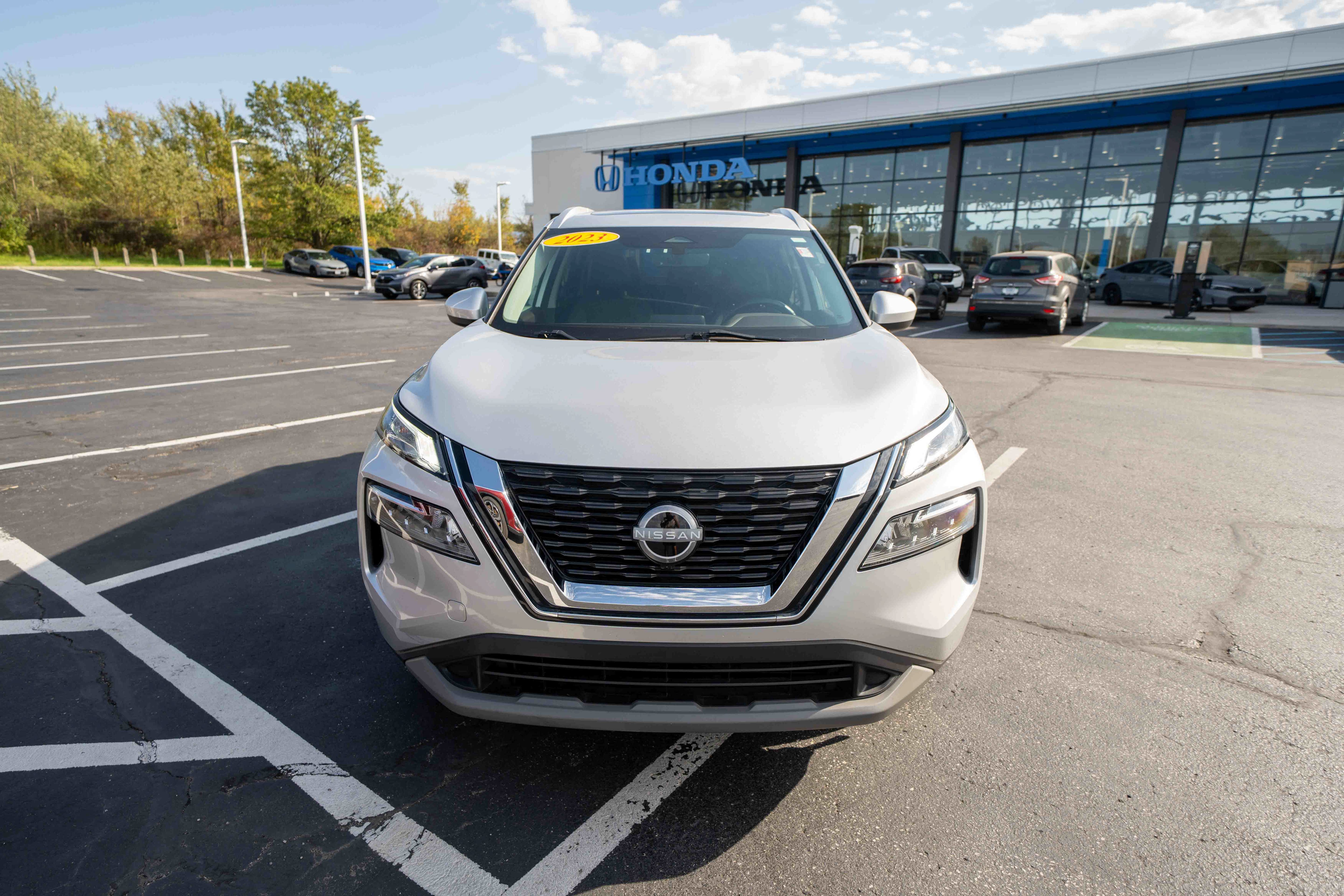 Used 2023 Nissan Rogue SV w/ SV Premium B Package AWD/4WD image 2